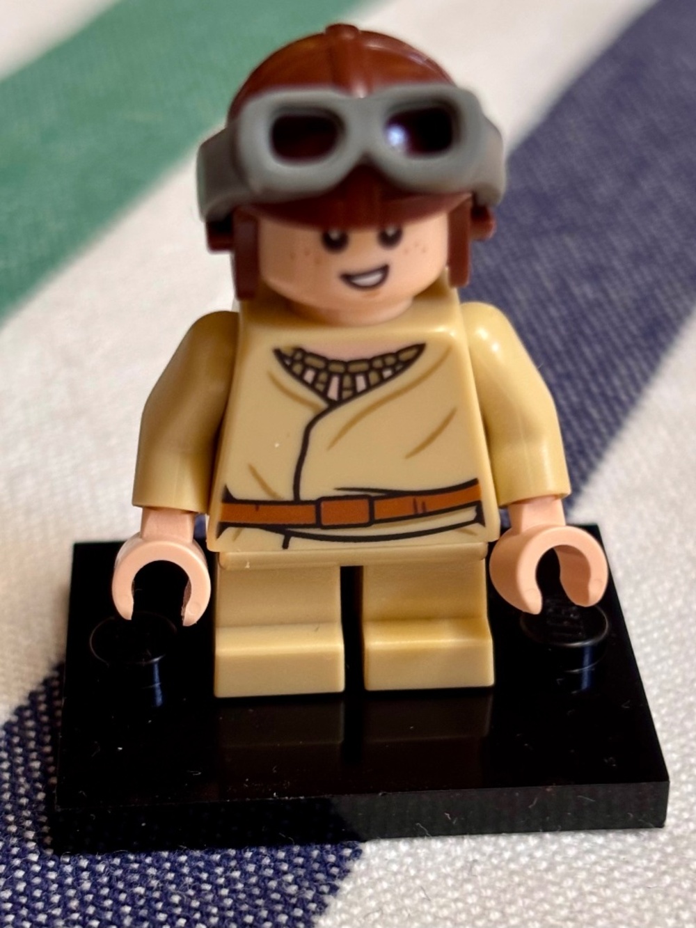 LEGO STAR WARS "Anakin Skywalker - Short Legs, Reddish Brown Aviator Cap" sw1001